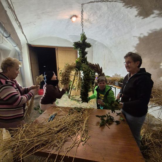Bild enthält, Dining Room, Dining Table, Furniture, Potted Plant, Table, Tabletop, Flower Arrangement, Portrait, Lighting, Tree