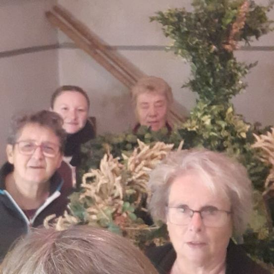 Bild enthält, Potted Plant, Person, Photography, Portrait, Necklace, Tree, Adult, Female, Woman, Lighting