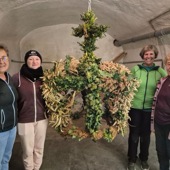 Bild enthält, Person, Footwear, Shoe, Jewelry, Necklace, Jacket, Face, Jeans, Christmas Decorations, Groupshot