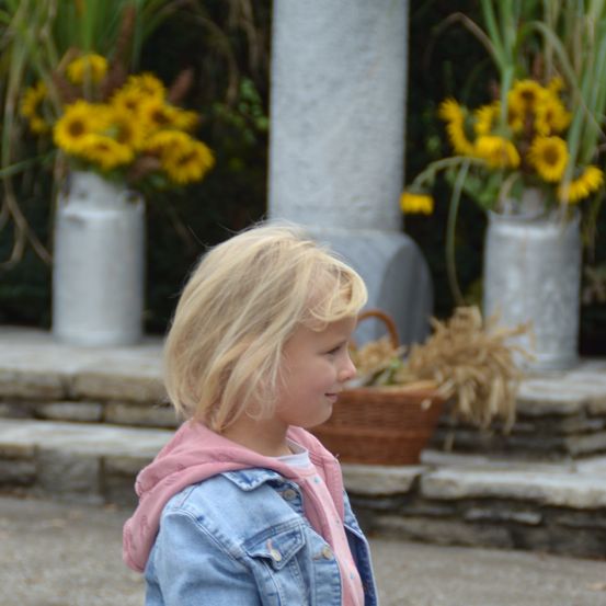 Bild enthält, Flower, Flower Arrangement, Flower Bouquet, Potted Plant, Child, Female, Girl, Person, Pants, Pot