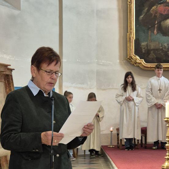 Bild enthält, Adult, Male, Man, Person, Female, Woman, Face, Head, Coat, Lady