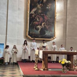 Bild enthält, Altar, Prayer, Person, Adult, Male, Man, Floor, Flower, Flower Bouquet, Flooring