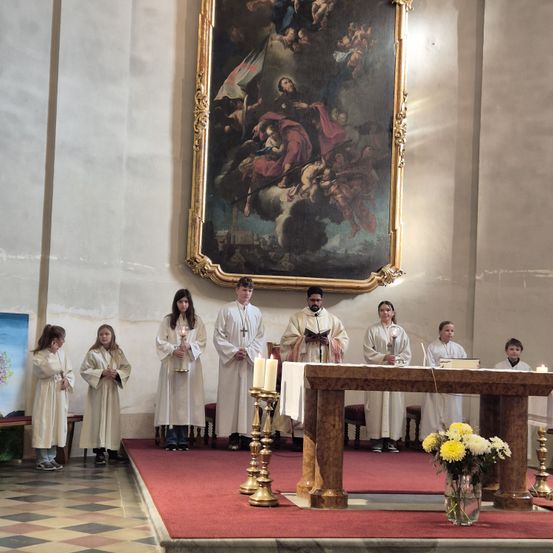 Bild enthält, Altar, Prayer, Person, Adult, Male, Man, Floor, Flower, Flower Bouquet, Flooring