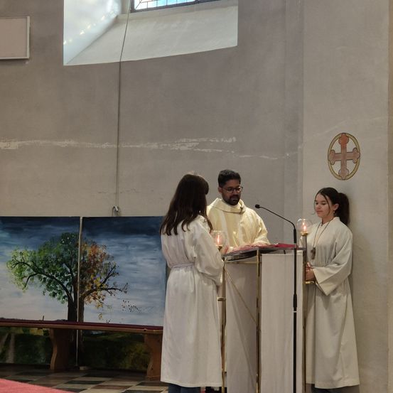 Bild enthält, Crowd, Person, Adult, Female, Woman, Male, Man, Audience, Speech, Altar