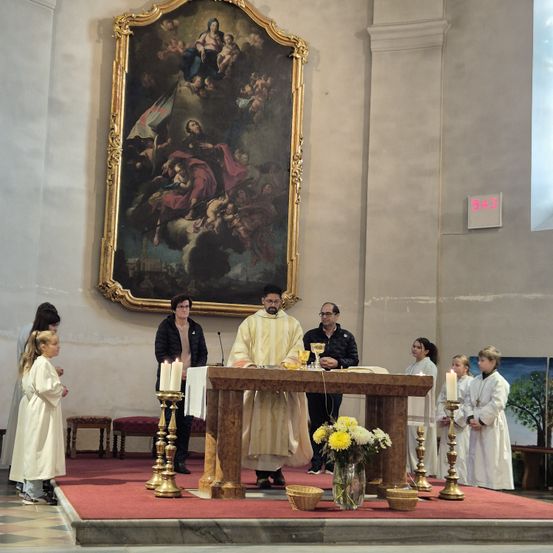 Bild enthält, Altar, Prayer, Adult, Male, Man, Person, Flower, Flower Arrangement, Flower Bouquet, Face