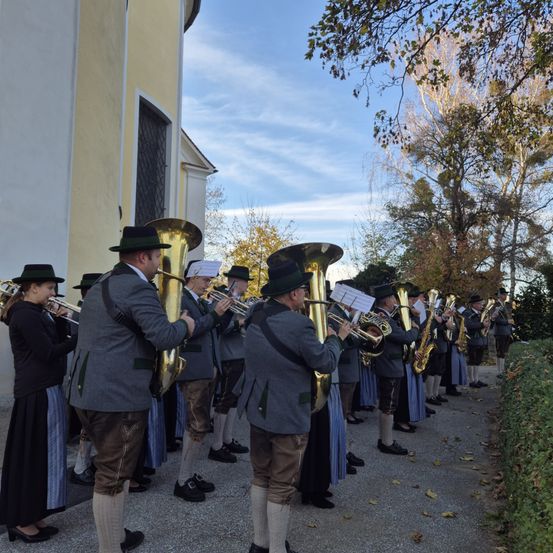 Bild enthält, People, Person, Adult, Female, Woman, Male, Man, Horn, Tuba, Group Performance