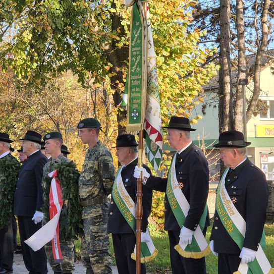 Bild enthält, People, Person, Adult, Male, Man, Officer, Marching, Military, Face, Head