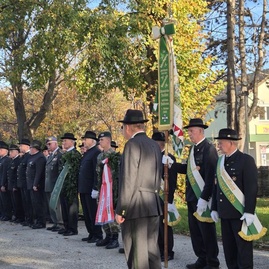 Bild enthält, People, Person, Coat, Formal Wear, Suit, Adult, Male, Man, Tree, Overcoat