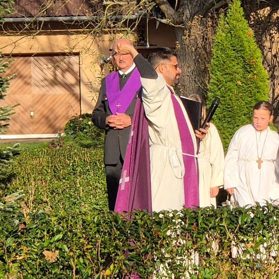 Bild enthält, Person, Adult, Female, Woman, Male, Man, Priest, Clothing, Coat