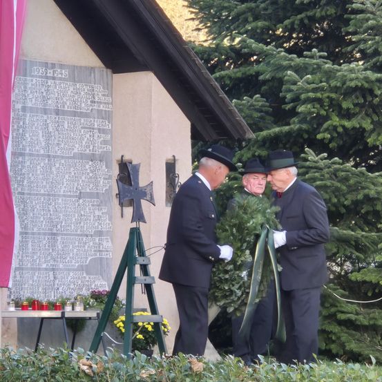 Bild enthält, Potted Plant, Planter, Formal Wear, Suit, Blazer, Garden, Photography, Portrait, Tree, Shelter