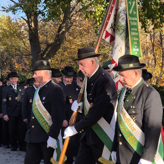 Bild enthält, People, Person, Adult, Male, Man, Hat, Marching, Officer, Sword, Face