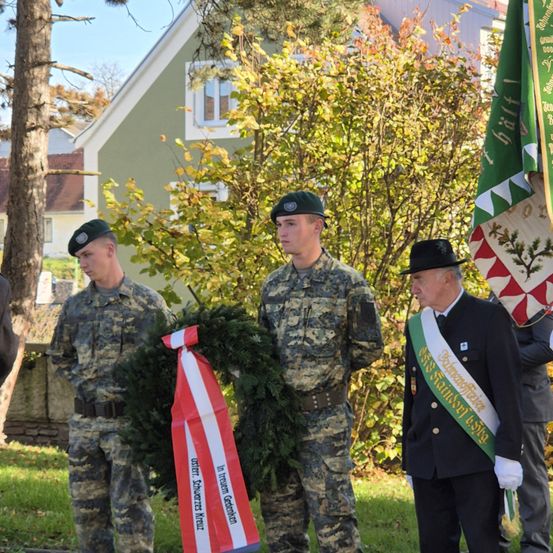 Bild enthält, Adult, Male, Man, Person, People, Neighborhood, Military, Military Uniform, Coat, Soldier