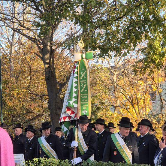 Bild enthält, People, Person, Tree, Adult, Male, Man, Vegetation, Hat, Bride, Woman