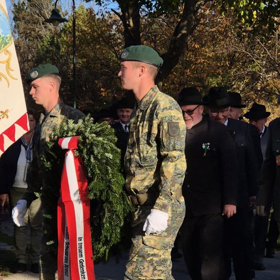 Bild enthält, Adult, Male, Man, Person, Military, Military Uniform, People, Face, Soldier, Officer