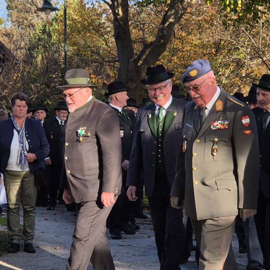 Bild enthält, Officer, Person, Adult, Male, Man, Coat, Military, Military Officer, People, Shoe