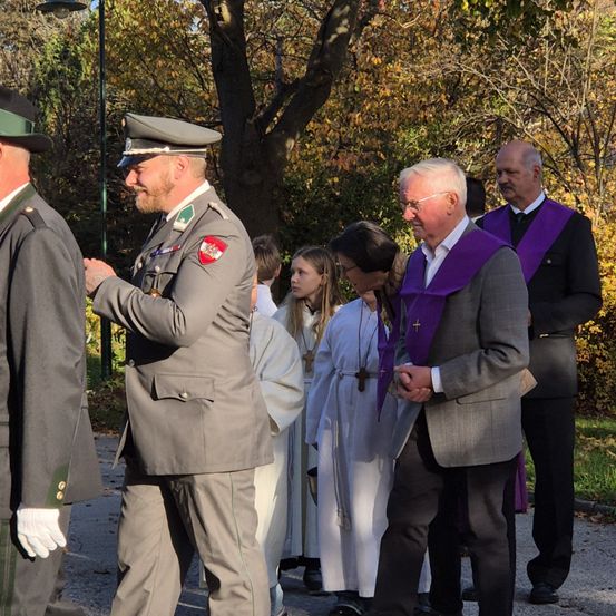 Bild enthält, Blazer, Coat, Formal Wear, Suit, People, Person, Adult, Male, Man, Officer