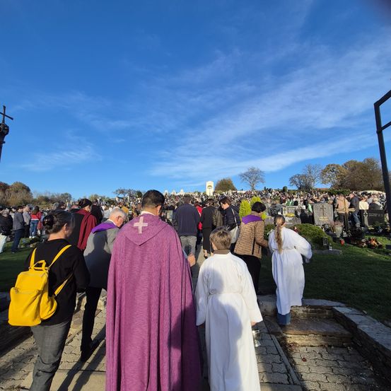 Bild enthält, Fashion, Monastery, Adult, Female, Person, Woman, Walking, Coat, People, Cloak