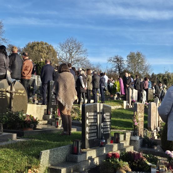 Bild enthält, Adult, Female, Person, Woman, Graveyard, Outdoors, Tomb, Gravestone, Plant, Coat
