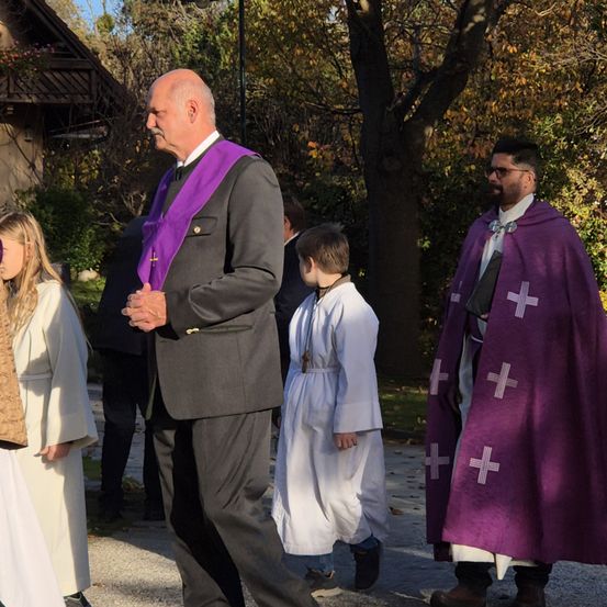 Bild enthält, Coat, Fashion, Formal Wear, Suit, Adult, Male, Man, Person, Female, Woman