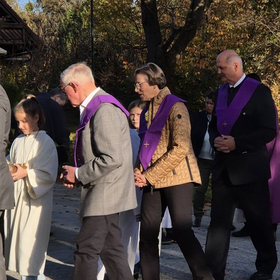 Bild enthält, Blazer, Coat, Jacket, Formal Wear, Suit, Walking, People, Portrait, Pants, Tree