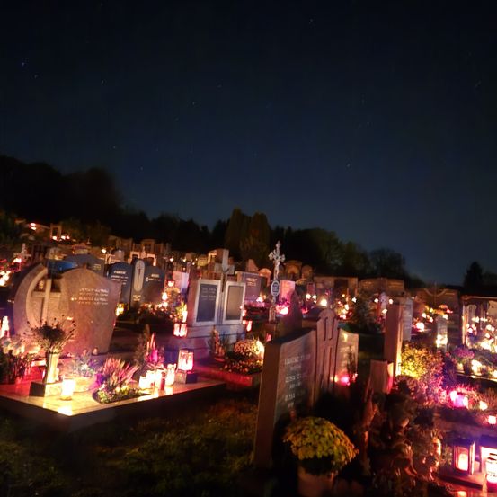 Bild enthält, Graveyard, Outdoors, Nature, Night, Person, Head, Gravestone, Tomb
