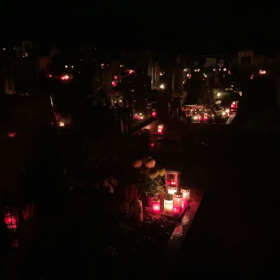 Bild enthält, Lighting, Urban, Vigil, Nature, Night, Outdoors, Night Life, Graveyard, Candle, Light