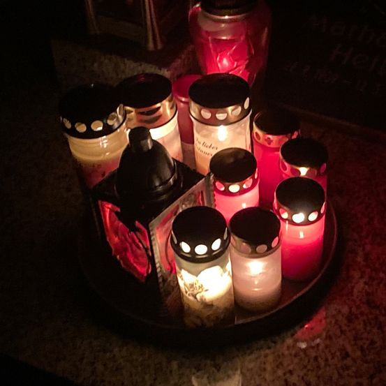 Bild enthält, Lighting, Candle, Jar, Light