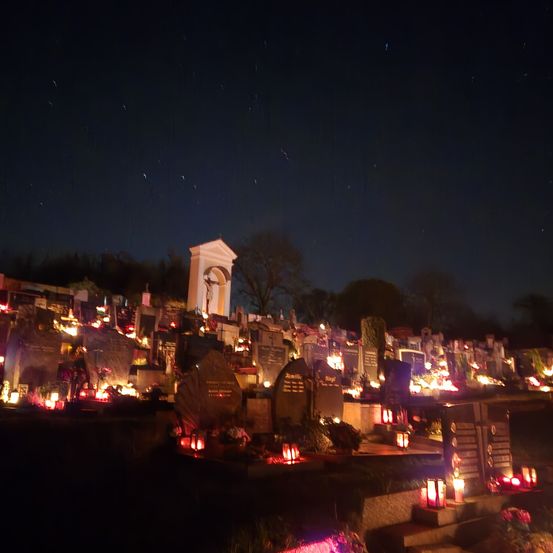 Bild enthält, Nature, Night, Outdoors, Graveyard, Candle, Person, Fire