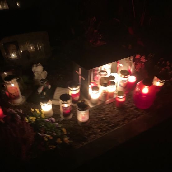 Bild enthält, Lighting, Altar, Church, Prayer, Flower, Flower Arrangement, Plant, Candle, Person, Vigil