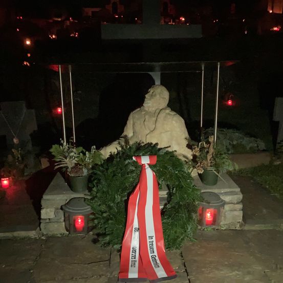 Bild enthält, Path, Walkway, Flagstone, Slate, Altar, Cross, Plant, Potted Plant, Person, Flower Bouquet