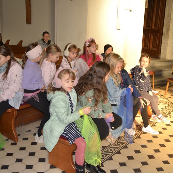 Bild enthält, Floor, Flooring, Person, Guitar, Female, Girl, Teen, Shoe, Child, People