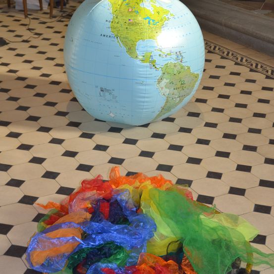 Bild enthält, Sphere, Astronomy, Outer Space, Planet, Adult, Male, Man, Person, Globe, Flooring