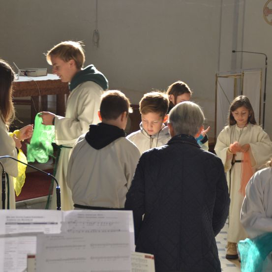 Bild enthält, Adult, Female, Person, Woman, Male, Man, People, Face, Coat, Plywood