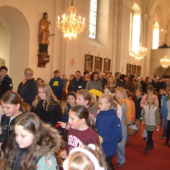 Bild enthält, Chandelier, Person, Adult, Male, Man, Child, Female, Girl, Face, Building