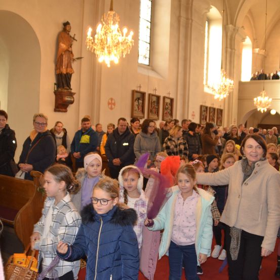 Bild enthält, Chandelier, Person, Adult, Female, Woman, Child, Girl, Altar, Suit, Face