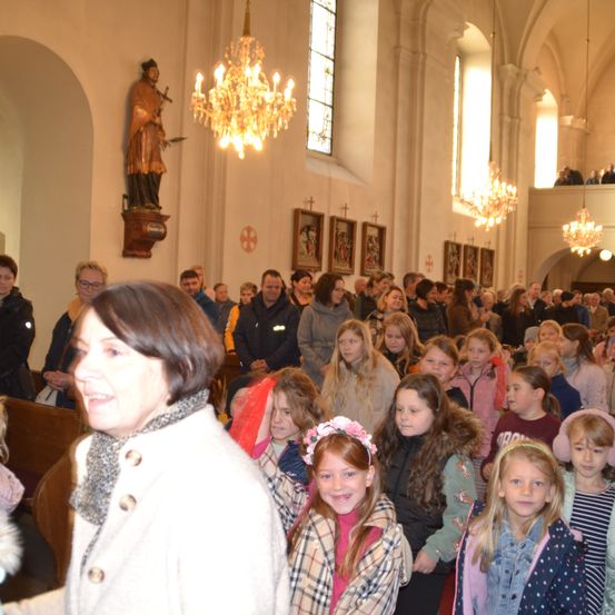 Bild enthält, Chandelier, Child, Female, Girl, Person, Adult, Woman, Male, Man, Face