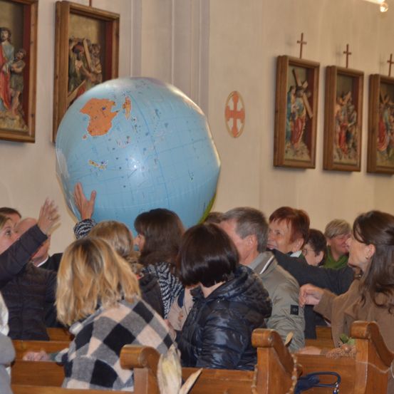 Bild enthält, Adult, Female, Person, Woman, Sphere, Male, Man, People, Face, Outer Space