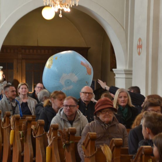 Bild enthält, Adult, Female, Person, Woman, Male, Man, People, Sphere, Face, Outer Space