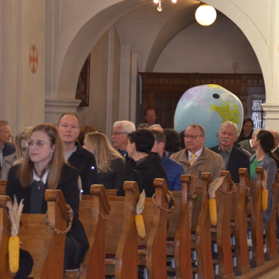Bild enthält, Adult, Female, Person, Woman, Wood, Male, Man, Face, Coat, Indoors