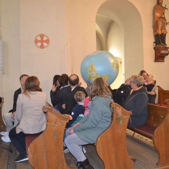 Bild enthält, Adult, Female, Person, Woman, Plywood, Wood, People, Male, Man, Shoe