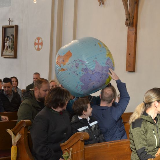 Bild enthält, Adult, Female, Person, Woman, Boy, Child, Male, Man, Outer Space, Face