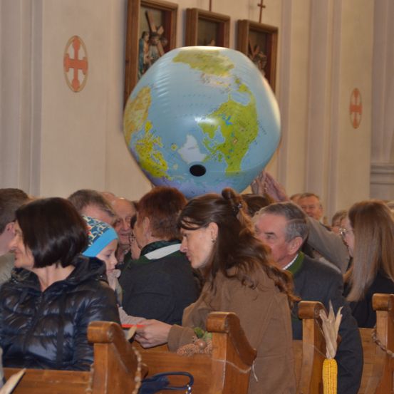 Bild enthält, Adult, Female, Person, Woman, Male, Man, Sphere, Face, Outer Space, Planet