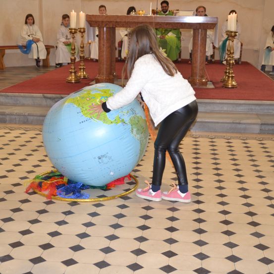 Bild enthält, Sphere, Floor, Flooring, Person, Astronomy, Outer Space, Planet, Globe, Wood, Shoe