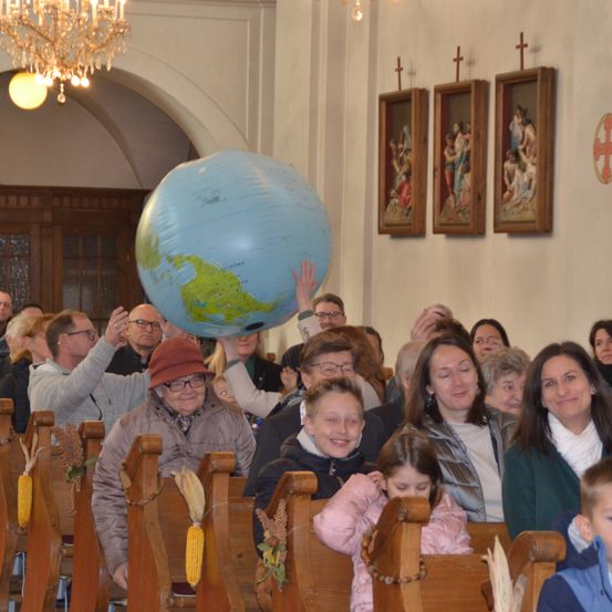 Bild enthält, Adult, Female, Person, Woman, Wood, Boy, Child, Male, Face, Girl