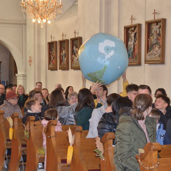 Bild enthält, Adult, Female, Person, Woman, Wood, Plywood, Male, Man, Chandelier, Indoors