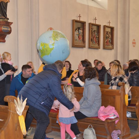 Bild enthält, Plywood, Wood, Adult, Female, Person, Woman, Male, Man, Child, Girl