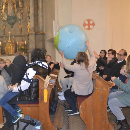 Bild enthält, Plywood, Wood, People, Person, Adult, Female, Woman, Boy, Child, Male