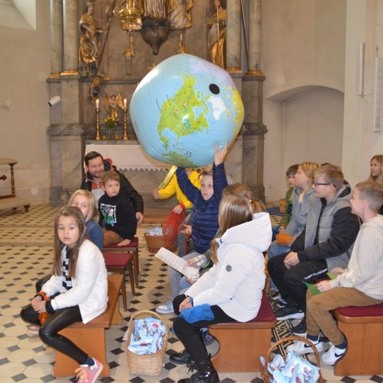 Bild enthält, People, Person, Sphere, Child, Female, Girl, Boy, Male, Shoe, Woman