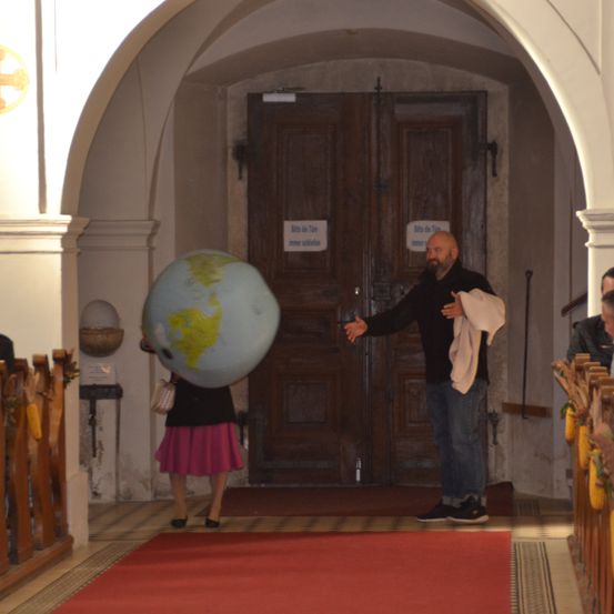 Bild enthält, Wood, Floor, Flooring, Adult, Male, Man, Person, Female, Woman, Plywood