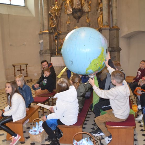 Bild enthält, Sphere, Child, Female, Girl, Person, Boy, Male, Shoe, Adult, Man